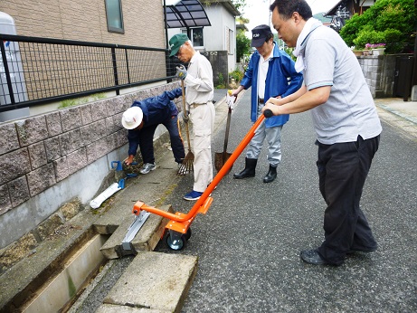 側溝ふた上げ機